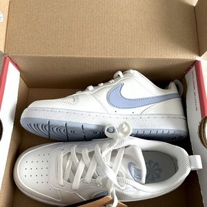 Girls Nike Court Borough Size 4Y NWT